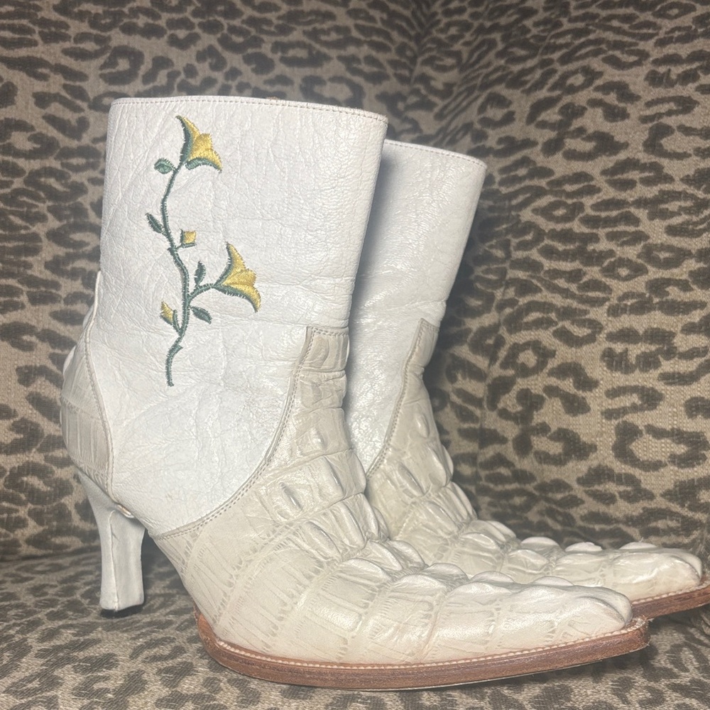 High heel cowboy boots snip toe embroidered western boots womenโs 6 floral boots